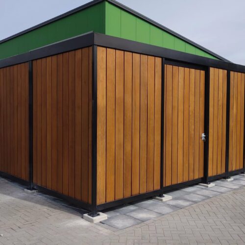Afsluitbare fietsoverkapping Timber 31 Afsluitbare fietsenberging met hardhout in Westzaan